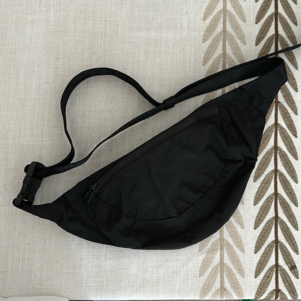 Baggu Cresent Fanny Pack in Black